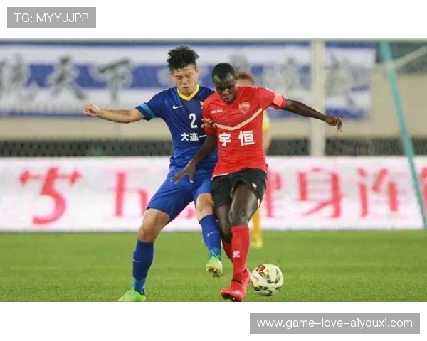 中后卫在训练中完成长传，提升球队反击速度