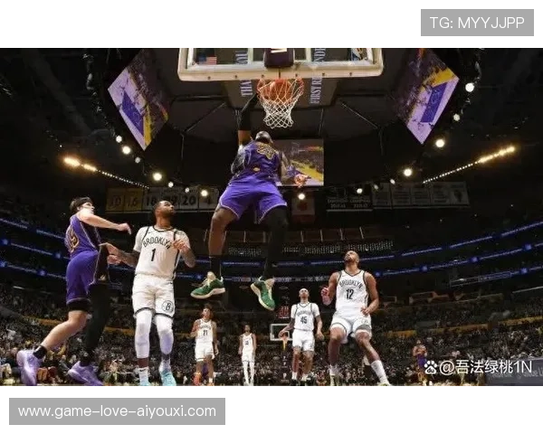詹姆斯外线连中两球，湖人全队热情高涨
