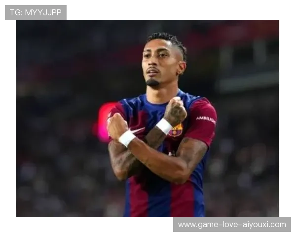 巴萨晨练里拉菲尼亚强势突破右路，引得教练反复夸赞